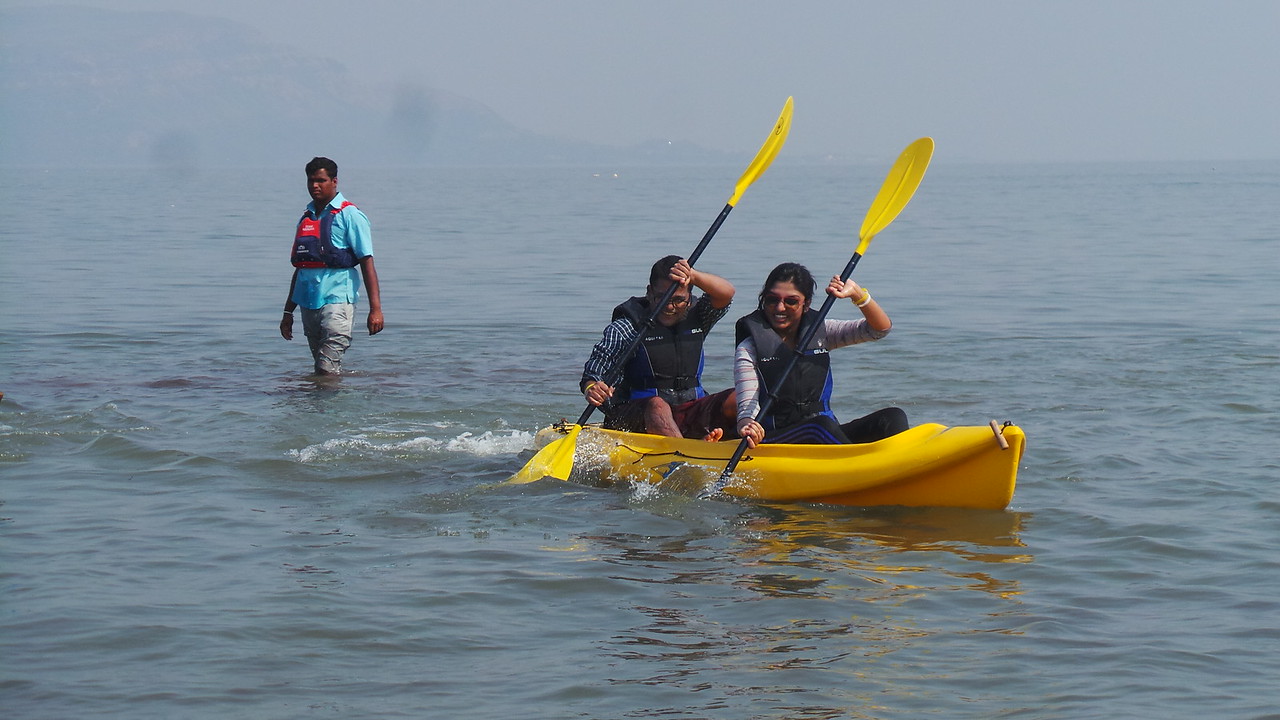 Couple Kayaking in Mandwa / Alibaug